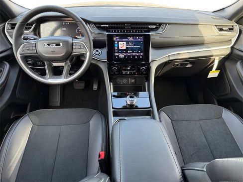 New 2025 Jeep Grand Cherokee Altitude image 11