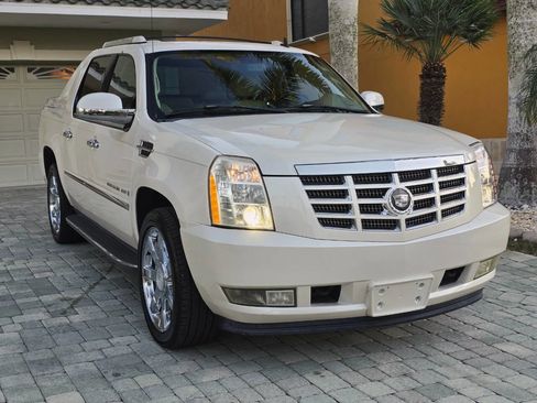 Used 2007 Cadillac Escalade EXT Base AWD 4dr Crew Cab SB w/ Information Package image 11