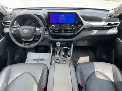 Certified 2024 Toyota Highlander Platinum AWD/4WD image 18