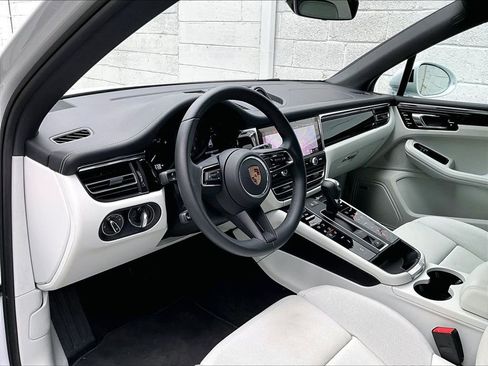 Certified 2025 Porsche Macan S AWD/4WD image 4