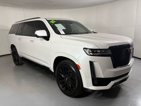 Used 2022 Cadillac Escalade ESV Luxury image 2