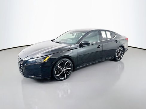 Used 2023 Nissan Altima 2.5 SR w/ SR Premium Package image 3