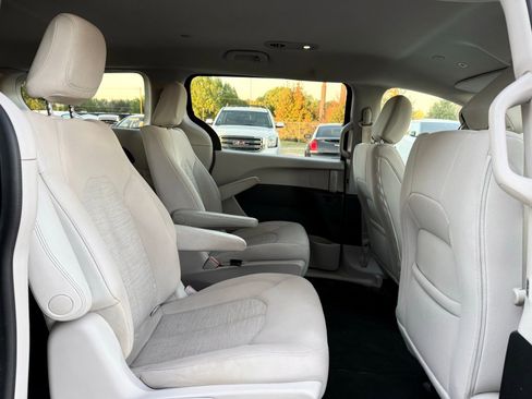 Used 2018 Chrysler Pacifica Touring Plus FWD image 23