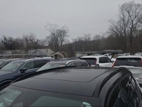 Certified 2023 Volvo XC40 B5 Plus w/ Climate Package image 6