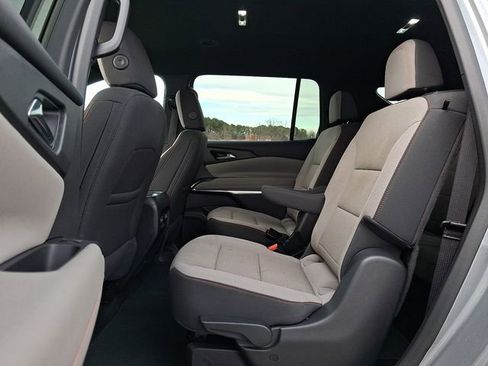 Used 2025 Chevrolet Traverse LT image 10