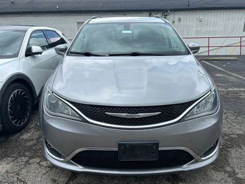 Used 2017 Chrysler Pacifica Touring FWD image 7