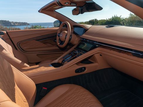 Used 2025 Aston Martin DB12 Convertible RWD image 17