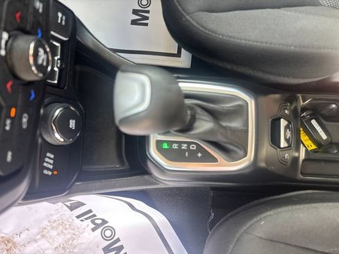 Used 2023 Jeep Renegade Latitude AWD/4WD image 28