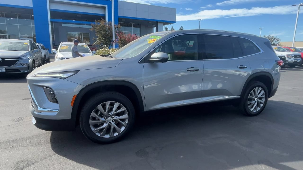 Used 2025 Buick Enclave Preferred AWD/4WD image 3