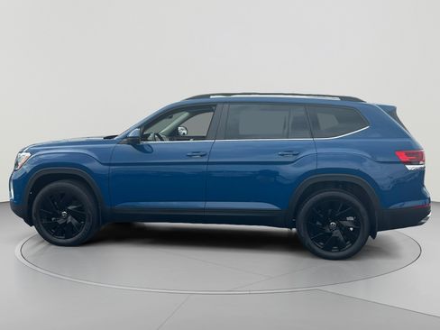 Used 2025 Volkswagen Atlas SE w/ Panoramic Sunroof Package FWD image 2