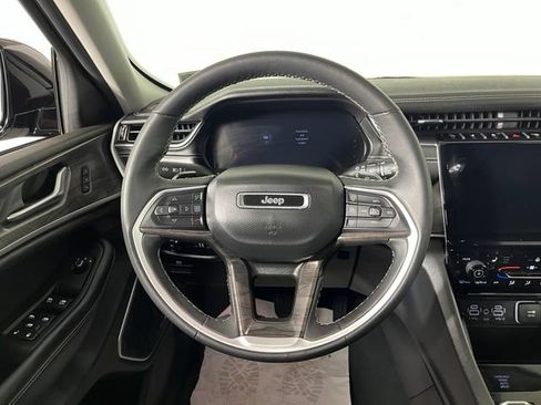 Used 2023 Jeep Grand Cherokee Limited w/ Black Appearance Package AWD/4WD image 16