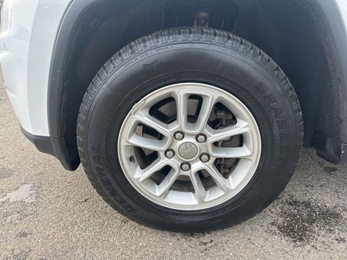 Used 2018 Jeep Grand Cherokee Laredo image 31