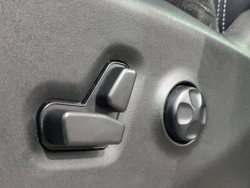Used 2024 Chrysler Pacifica Touring-L FWD image 19
