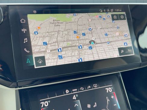 Used 2022 Audi e-tron Premium Plus w/ Premium Plus Package image 25