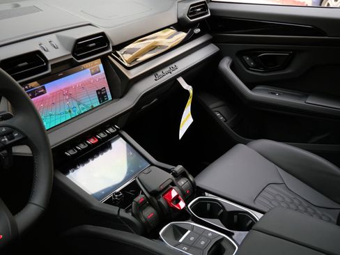 Used 2025 Lamborghini Urus SE image 16