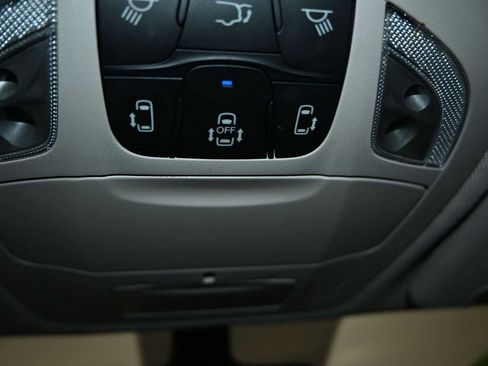 Used 2023 Chrysler Voyager LX FWD image 18