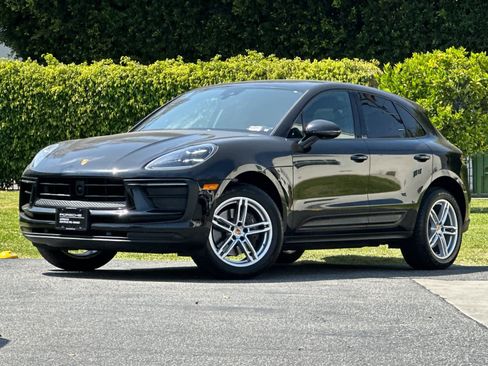 Certified 2025 Porsche Macan AWD/4WD image 1