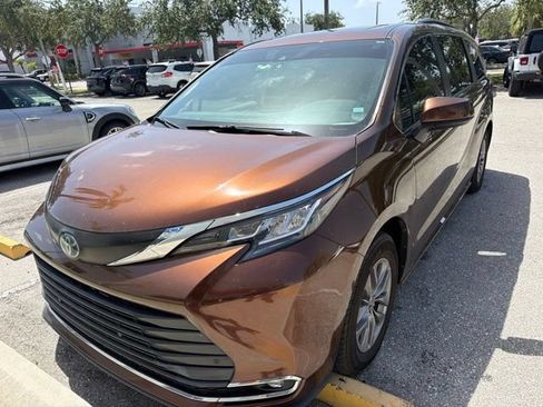 Used 2023 Toyota Sienna XLE FWD image 2