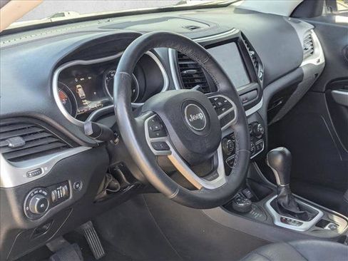 Used 2017 Jeep Cherokee Trailhawk image 9