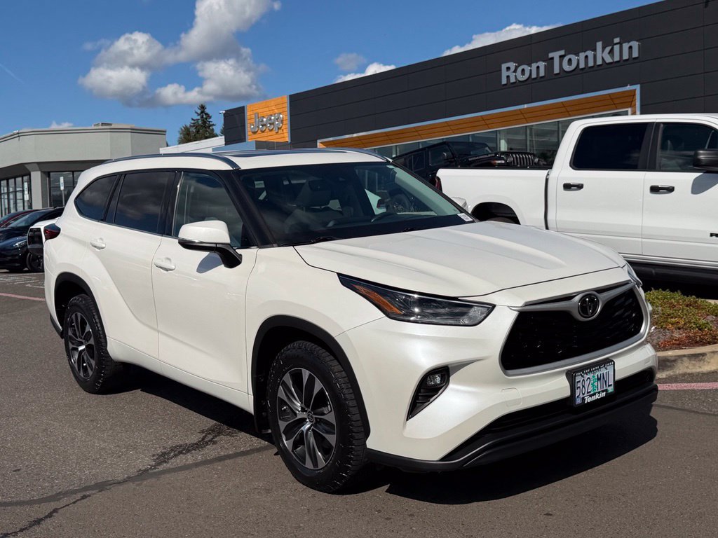 Used 2021 Toyota Highlander XLE AWD/4WD image 2