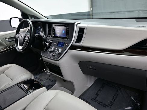 Used 2020 Toyota Sienna XLE FWD image 13