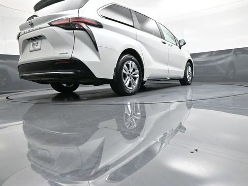Certified 2025 Toyota Sienna Limited image 32