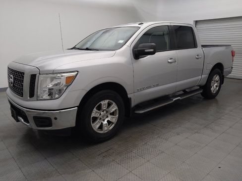 Used 2019 Nissan Titan SV w/ SV Convenience Package image 2