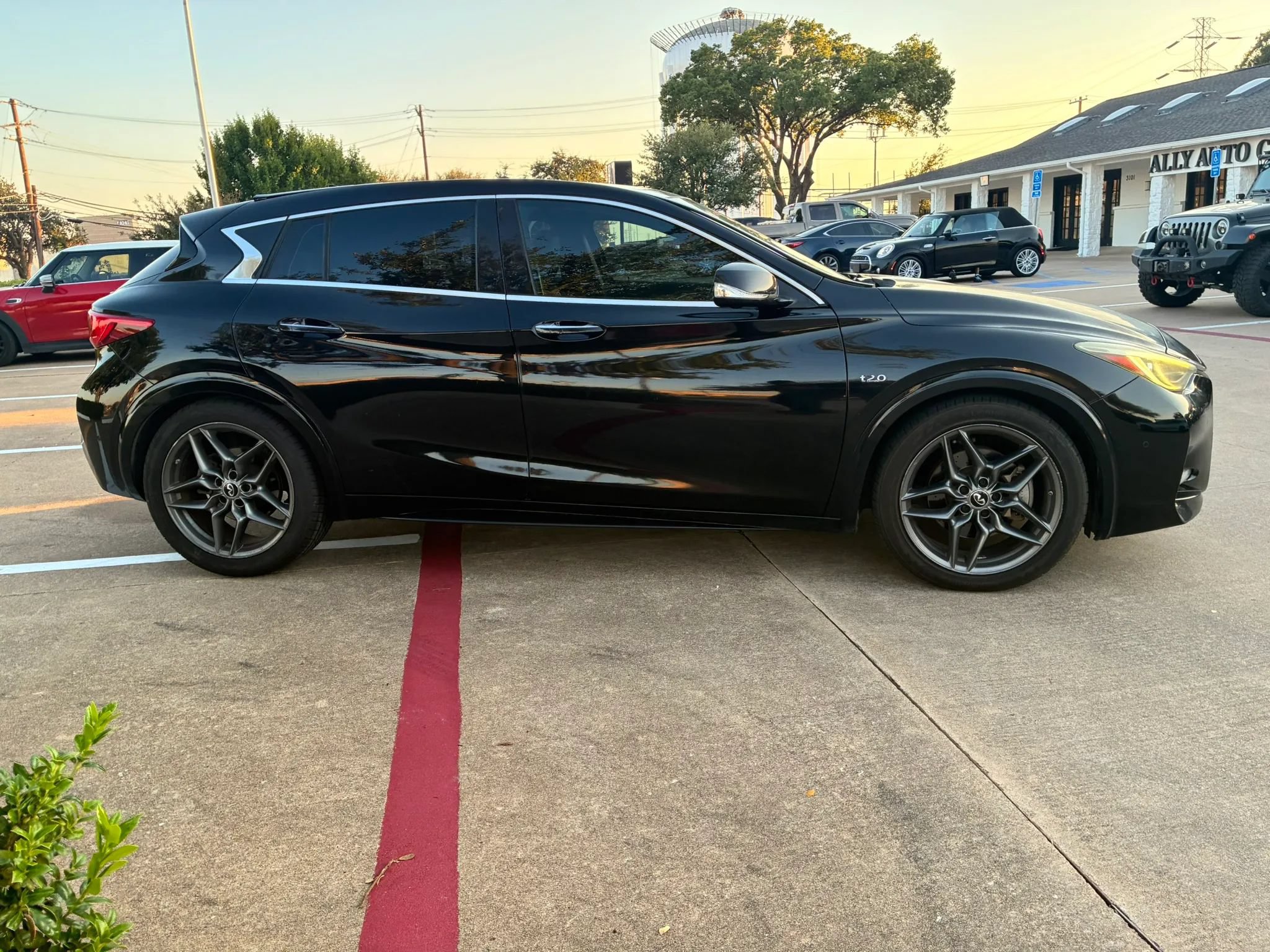 Used 2017 INFINITI QX30 Sport w/ Sport Leather Package FWD image 8