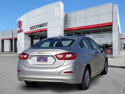 Used 2017 Chevrolet Cruze LT image 5