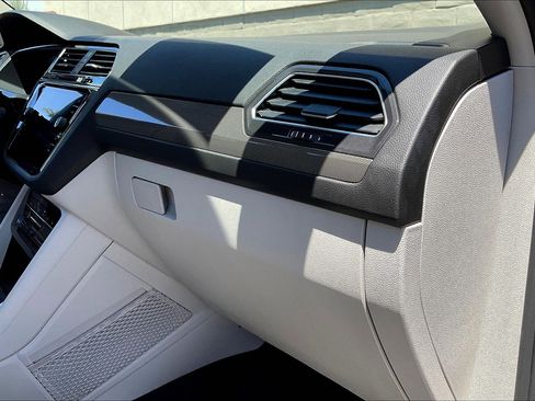 Certified 2022 Volkswagen Tiguan SE w/ Panoramic Sunroof Package image 16