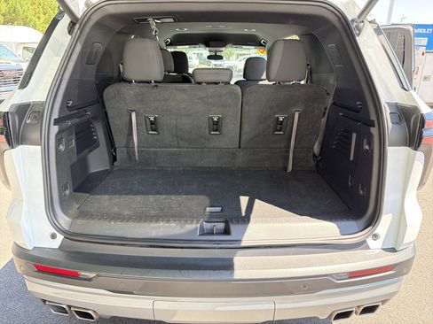 Used 2025 Chevrolet Traverse LT AWD/4WD image 34