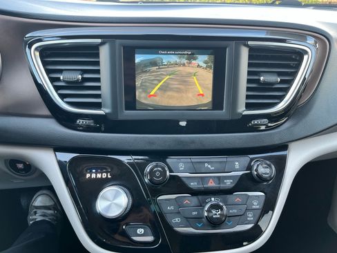 Used 2018 Chrysler Pacifica Touring-L image 22