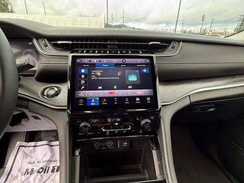 Used 2023 Jeep Grand Cherokee Limited image 22
