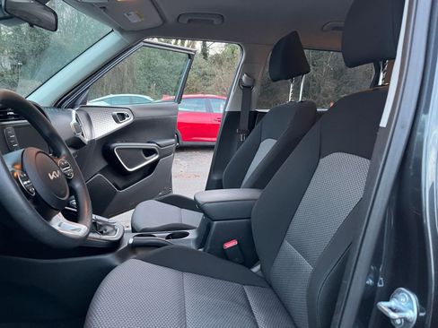 Used 2025 Kia Soul LX w/ LX Technology Package image 24