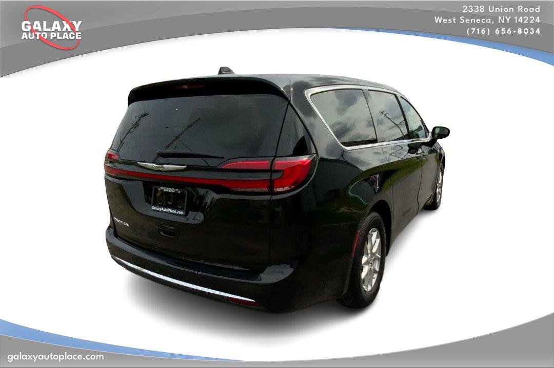 Used 2024 Chrysler Pacifica Touring-L FWD image 5