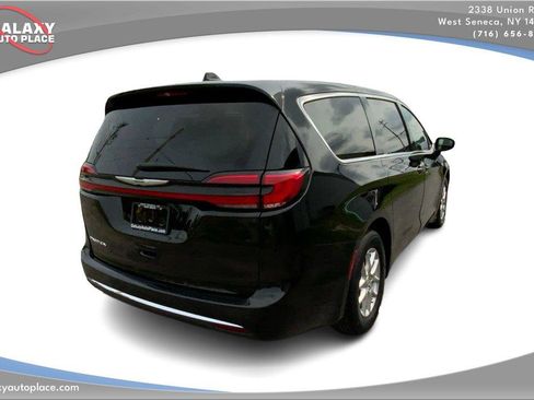 Used 2024 Chrysler Pacifica Touring-L FWD image 5