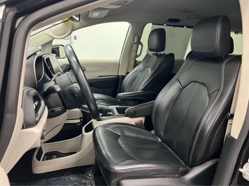 Used 2022 Chrysler Pacifica Touring-L image 7