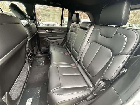 New 2025 Jeep Grand Cherokee Limited w/ Black Appearance Package AWD/4WD image 12