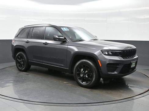 Used 2024 Jeep Grand Cherokee Altitude AWD/4WD image 11