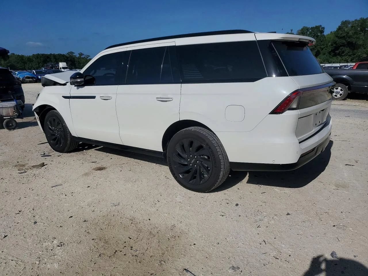 Used 2025 Lincoln Navigator Reserve w/ Jet Appearance Package AWD/4WD image 2