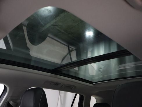 Used 2022 Volkswagen Tiguan SE image 32