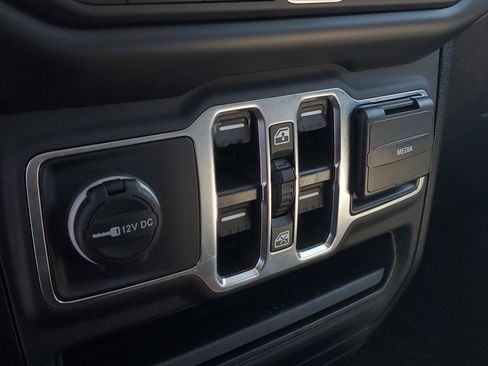 Used 2023 Jeep Gladiator Overland AWD/4WD image 10