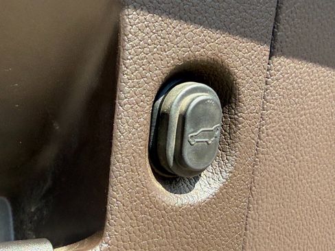 Used 2020 Chevrolet Suburban Premier image 33