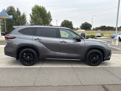 Used 2024 Toyota Highlander XSE AWD/4WD image 3
