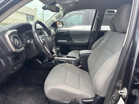 Used 2018 Toyota Tacoma SR5 RWD image 8