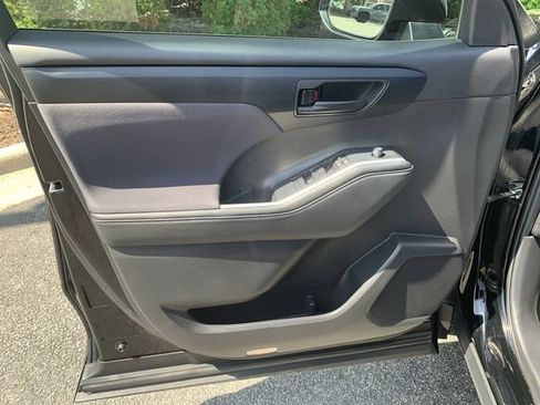 Certified 2024 Toyota Highlander LE FWD image 17