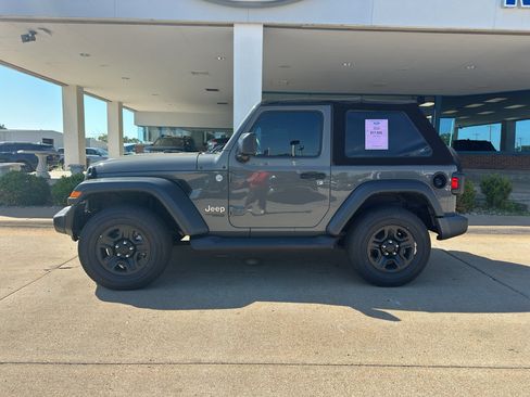 Used 2018 Jeep Wrangler Sport AWD/4WD image 4