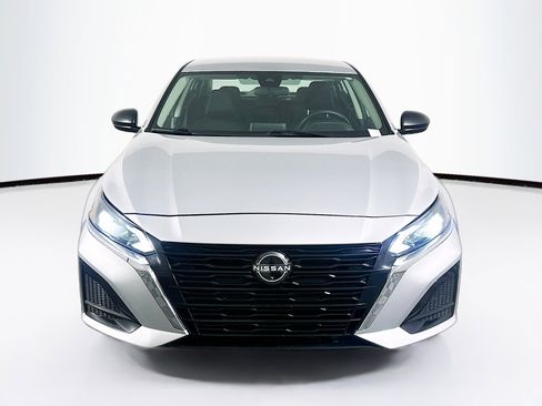 Used 2024 Nissan Altima 2.5 SV image 2