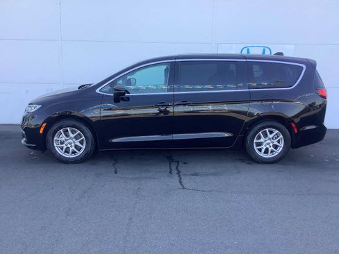 Used 2024 Chrysler Pacifica Touring-L FWD image 3
