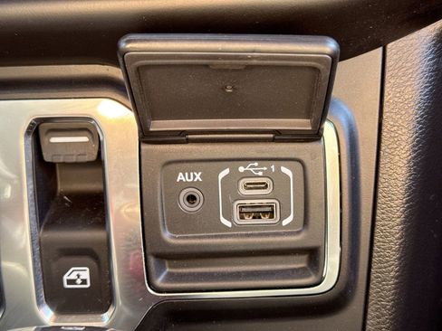 Used 2022 Jeep Wrangler Sport AWD/4WD image 36